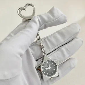Detailaufnahme der silbernen Stern-Taschenuhr mit Herz-Verschluss und Zifferblatt.