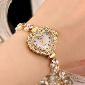 Herzförmige Strass-Quarzuhr mit elegantem Perlenarmband, detailreiche Nahaufnahme.