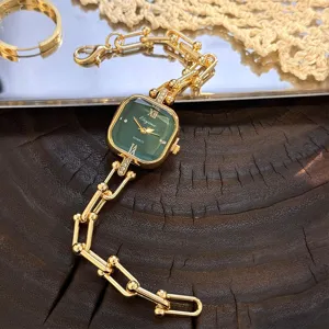 Orologio al quarzo da donna chic con quadrante verde quadrato e bracciale dorato.