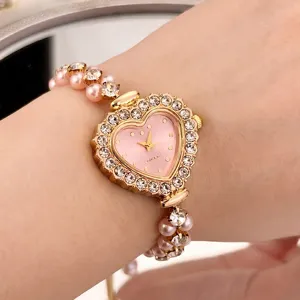 Herzförmige Strass-Quarzuhr mit elegantem rosa Perlenarmband für Damen Detailaufnahme.