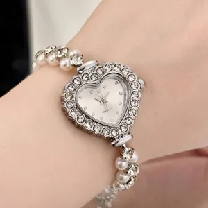 Detailansicht der funkelnden Herz Strass Damenuhr mit elegantem Perlenarmband.