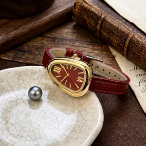 Vintage Serpenti Tropfen Uhr mit rotem Lederarmband und einzigartigem dreieckigem Zifferblatt.