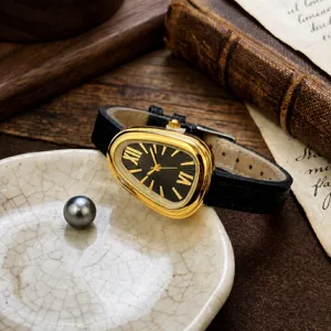Elegante dreieckige Schlangenkopf Quarzuhr mit strukturiertem schwarzem Lederarmband Damen