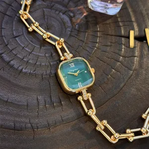 Elegante orologio al quarzo con quadrante quadrato verde e bracciale a catena dorata.