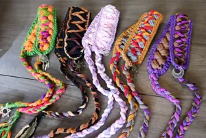 Vista dettagliata di fasce per capelli intrecciate all'uncinetto in stile boho con ciondoli.
