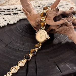 Vintage Damen Quarzuhr mit Armband aus natürlichen Tigerauge Perlen Detailaufnahme.