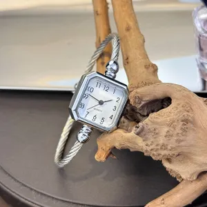 Detailansicht der silbernen Damen Quarzuhr mit quadratischem Zifferblatt und stilvollem Armband.