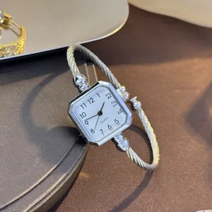 Elegante Damen Quarzuhr mit quadratischem Zifferblatt und gedrehtem Armreif Armband Design