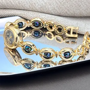 Orologio bracciale al quarzo con quadrante ovale dorato e perline colorate vista dettagli