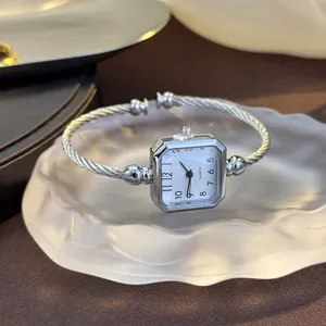 Elegante silberne Armreif-Quarzuhr mit quadratischem Zifferblatt und Kabelarmband für Frauen.