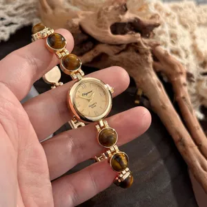 Vintage Damen Quarzuhr mit Tigerauge Edelstein Perlen Armband und goldfarbenem runden Zifferblatt.