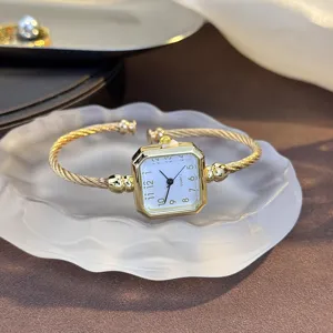 Elegante goldfarbene Quarzuhr mit quadratischem Zifferblatt und stylischem Armband.