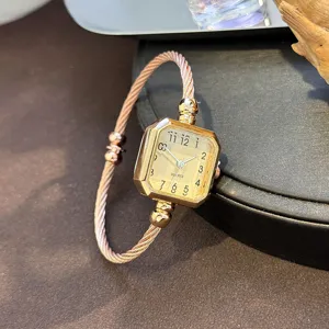 Detailaufnahme einer eleganten roségoldenen Quarzarmbanduhr mit quadratischem Zifferblatt.