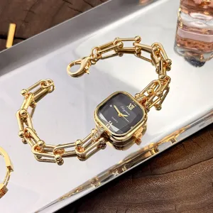 Primo piano del lussuoso orologio con cinturino a maglie dorate e un elegante quadrante quadrato.