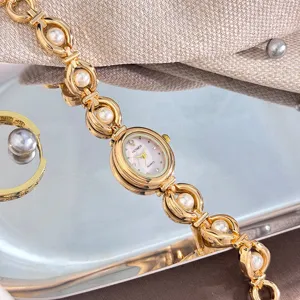 Orologio da polso al quarzo ovale vintage da donna con bracciale a maglie di perle