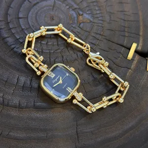 Orologio da polso a catena dorata elegante con quadrante nero quadrato in stile vintage.