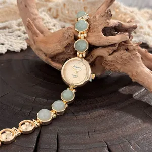 Elegante goldene Damen Quarzarmbanduhr mit grünen Steinperlen Armband Detailansicht