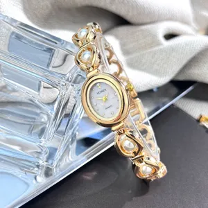 Orologio al quarzo da donna con quadrante ovale e cinturino a catena in metallo e perle vintage.