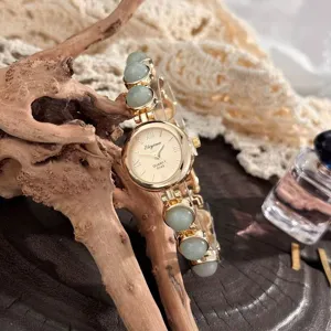 Vintage Damen Quarzuhr mit grünem Steinperlen Armband, elegantes Luxus Schmuck Design.