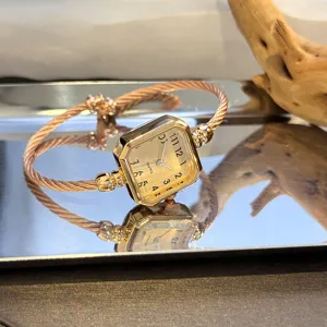 Detailansicht der roségoldenen Damen Quarzarmbanduhr mit elegantem offenen Kabelarmband.