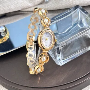 Elegante orologio da donna al quarzo dorato con bracciale in perle e quadrante ovale.