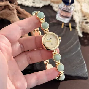 Vintage Damen Quarzuhr mit gruenen Steinperlen Armband eleganter Retro Stil Damenuhr Schmuck
