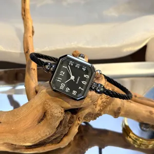 Elegante quadratische Damenuhr mit Quarzwerk, stilvolles Armband im Armreif-Design und Zifferblatt.