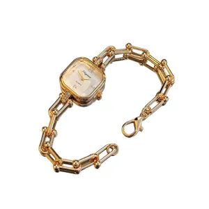 Lussuoso orologio al quarzo in vetro sfaccettato dorato con bracciale a maglie unico per donne.