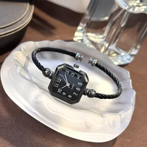 Elegante Damen Quarzuhr mit quadratischem Zifferblatt und stilvollem offenem Armreif Armband für Alltag.