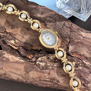 Orologio al quarzo vintage con catena di perle dorate e quadrante ovale elegante donna.