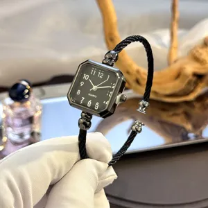 Detailansicht einer stilvollen schwarzen Quarzuhr mit quadratischem Zifferblatt und Armband.