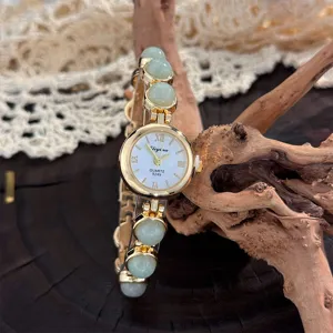 Vintage Damen Quarz Armbanduhr mit gruenen Naturstein Perlen und goldenem Gehaeuse.
