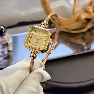 Elegante goldene Damen Quarzuhr mit quadratischem Zifferblatt und Armband, edles Design.