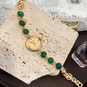 Vintage grüner Stein Perlen Quarzuhr Detail, elegante goldfarbene Armbanduhr für Damen Alltag.