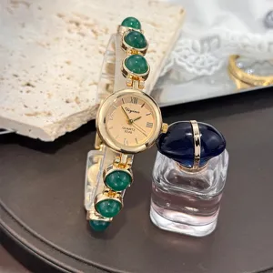 Elegante Damen-Quarzuhr mit grünen Edelsteinperlen und goldfarbenem Finish für den Alltag.