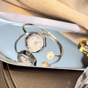 Reloj pulsera de cuarzo con esfera octogonal minimalista y detalle de perla