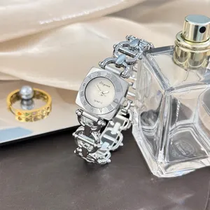 Details der Damen Quarzuhr mit quadratischem Zifferblatt, Römischen Ziffern und Armband.