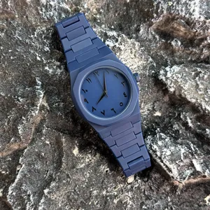 Detailansicht einer blauen Harz Quarzurhuhr mit arabischem Zifferblatt und integriertem Armband.