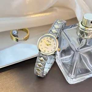 Detailansicht der eleganten Damen Quarzarmbanduhr mit metallischem geflochtenem Armband.