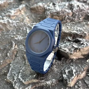 Elegante blaue Herren Quarzarmbanduhr mit arabischen Ziffern und modernem Achteck Gehäuse.