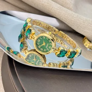 Nahaufnahme des grünen Edelstein-Armbanduhr-Zifferblatts auf einer reflektierenden Ablage.