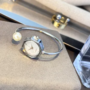 Reloj brazalete cuarzo perla elegante con esfera octogonal para mujeres detalle.