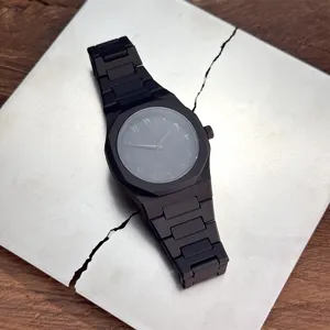 Schwarze Quarz Herrenuhr mit arabischen Ziffern und Kunststoffarmband Detail.