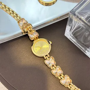 Elegante goldfarbene Damen Quarzarmbanduhr mit Kristall Schmetterling Kette und rundem Zifferblatt.