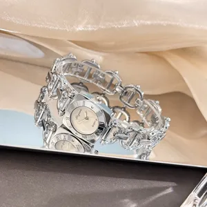 Elegante silberne Damen Quarz Uhr mit quadratischem Zifferblatt und stylischem Armband.