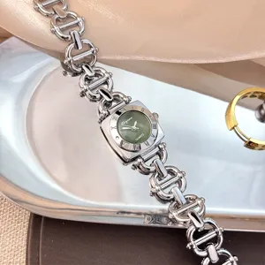 Silberne Damen Quarzarmbanduhr quadratisches gruenes Zifferblatt modisches Kettenarmband