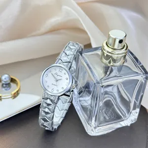 Damen Quarzuhr mit gewebtem Armband Design, elegante Detailaufnahme für den täglichen Look.
