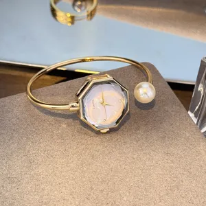 Reloj de pulsera para mujer con esfera octogonal de nacar y brazalete de perlas elegante.