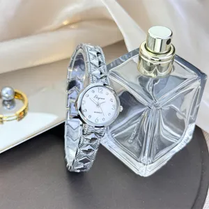 Nahaufnahme der silbernen Damen Quarzuhr mit geometrischem Armband und Zifferblatt.