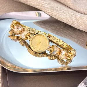 Goldene Damen Armbanduhr mit funkelnden Kristall Schmetterlingen und klassischem Quarzwerk.